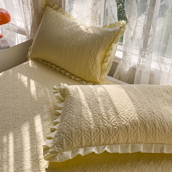 91家纺网 家纺一手货源 找家纺 妮可 2025新款全棉纯色花边款40S纯棉夹棉绗缝四季款多功能床盖 奶黄色
