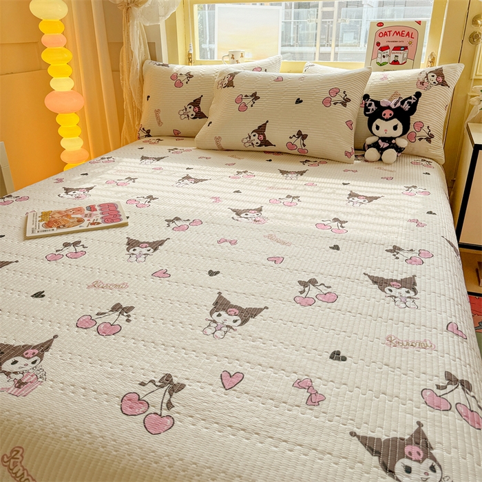 91家纺网 家纺一手货源 找家纺 妮可 2025新品正版授权IP三丽欧全棉夹棉多功能床垫-床盖 樱桃库洛米