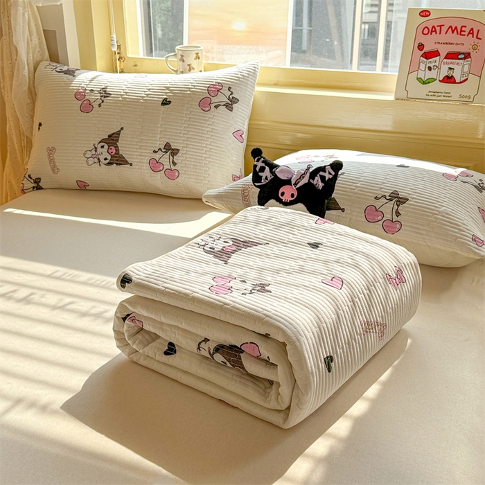 91家纺网 家纺一手货源 找家纺 妮可 2025新品正版授权IP三丽欧全棉夹棉多功能床垫-床盖 樱桃库洛米