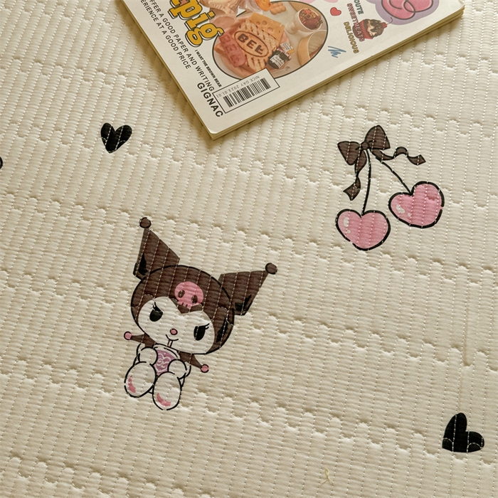 91家纺网 家纺一手货源 找家纺 妮可 2025新品正版授权IP三丽欧全棉夹棉多功能床垫-床盖 樱桃库洛米