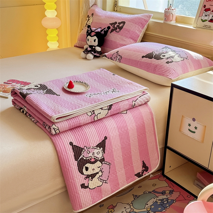 91家纺网 家纺一手货源 找家纺 妮可 2025新品正版授权IP三丽欧全棉夹棉多功能床垫-床盖 库洛米之心