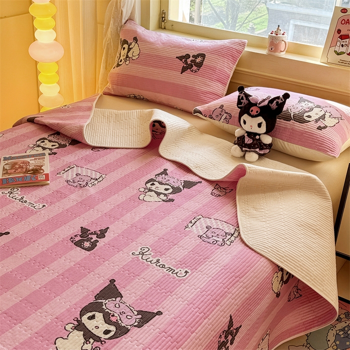 91家纺网 家纺一手货源 找家纺 妮可 2025新品正版授权IP三丽欧全棉夹棉多功能床垫-床盖 库洛米之心