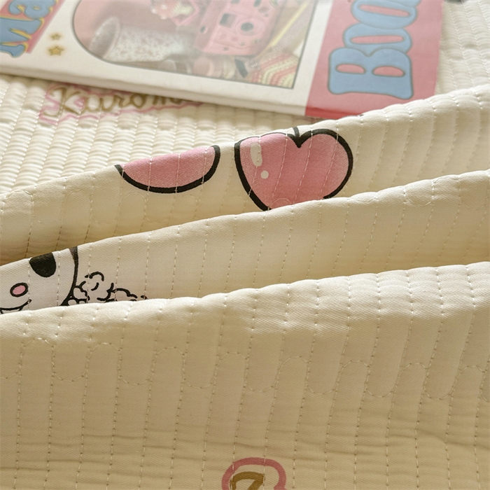 91家纺网 家纺一手货源 找家纺 妮可 2025新品正版授权IP三丽欧全棉夹棉多功能床垫-床盖 樱桃库洛米