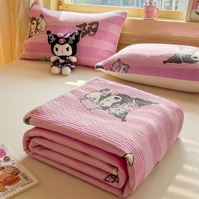 91家纺网 家纺一手货源 找家纺 妮可 2025新品正版授权IP三丽欧全棉夹棉多功能床垫-床盖 库洛米之心