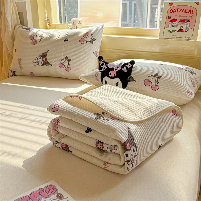 91家纺网 家纺一手货源 找家纺 妮可 2025新品正版授权IP三丽欧全棉夹棉多功能床垫-床盖 樱桃库洛米