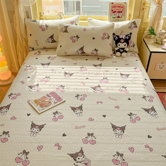 91家纺网 家纺一手货源 找家纺 妮可 2025新品正版授权IP三丽欧全棉夹棉多功能床垫-床盖 樱桃库洛米