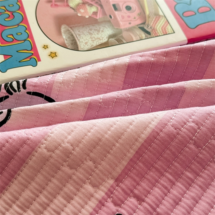 91家纺网 家纺一手货源 找家纺 妮可 2025新品正版授权IP三丽欧全棉夹棉多功能床垫-床盖 库洛米之心