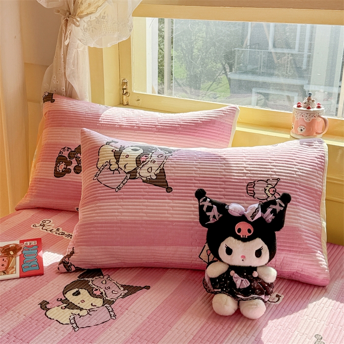 91家纺网 家纺一手货源 找家纺 妮可 2025新品正版授权IP三丽欧全棉夹棉多功能床垫-床盖 库洛米之心