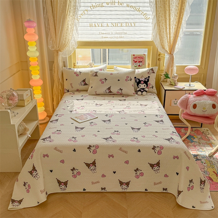 91家纺网 家纺一手货源 找家纺 妮可 2025新品正版授权IP三丽欧全棉夹棉多功能床垫-床盖 樱桃库洛米