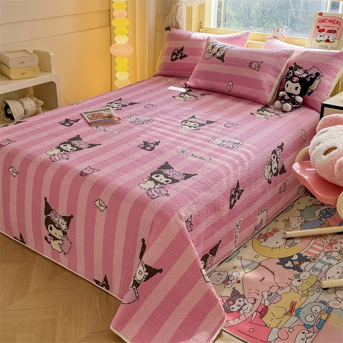 91家纺网 家纺一手货源 找家纺 妮可 2025新品正版授权IP三丽欧全棉夹棉多功能床垫-床盖 库洛米之心