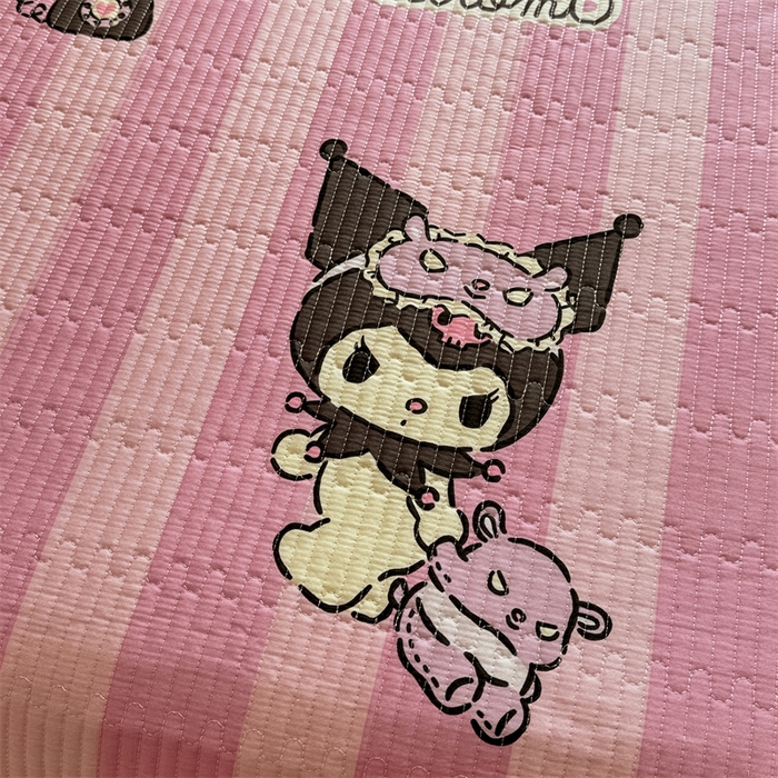 91家纺网 家纺一手货源 找家纺 妮可 2025新品正版授权IP三丽欧全棉夹棉多功能床垫-床盖 库洛米之心