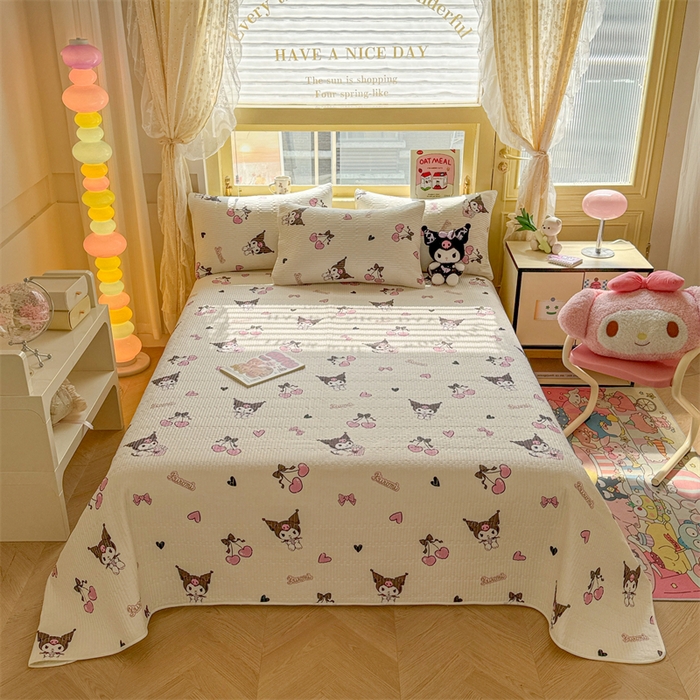 91家纺网 家纺一手货源 找家纺 妮可 2025新品正版授权IP三丽欧全棉夹棉多功能床垫-床盖 樱桃库洛米