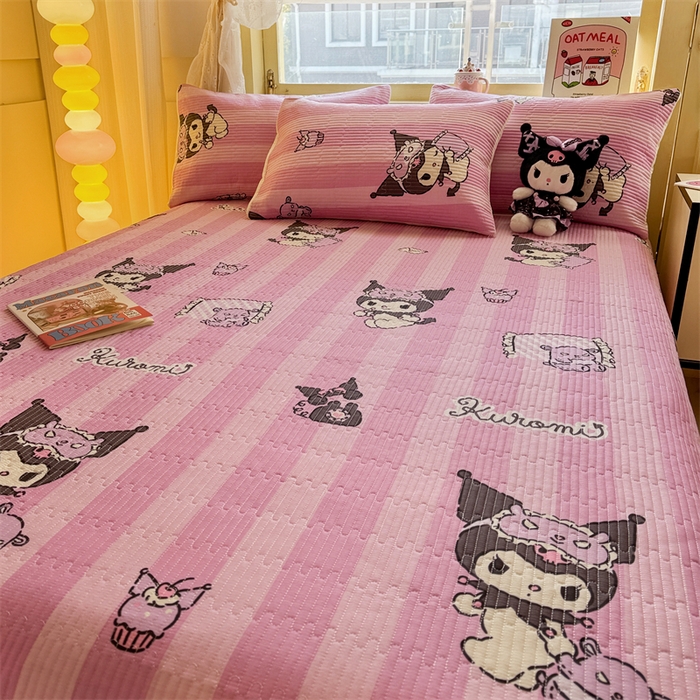 91家纺网 家纺一手货源 找家纺 妮可 2025新品正版授权IP三丽欧全棉夹棉多功能床垫-床盖 库洛米之心