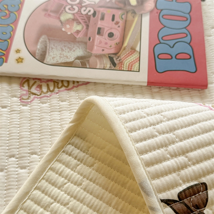 91家纺网 家纺一手货源 找家纺 妮可 2025新品正版授权IP三丽欧全棉夹棉多功能床垫-床盖 樱桃库洛米