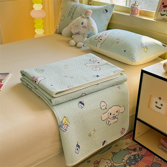 91家纺网 家纺一手货源 找家纺 妮可 2025新品正版授权IP三丽欧全棉夹棉多功能床垫-床盖 冰激凌玉桂狗