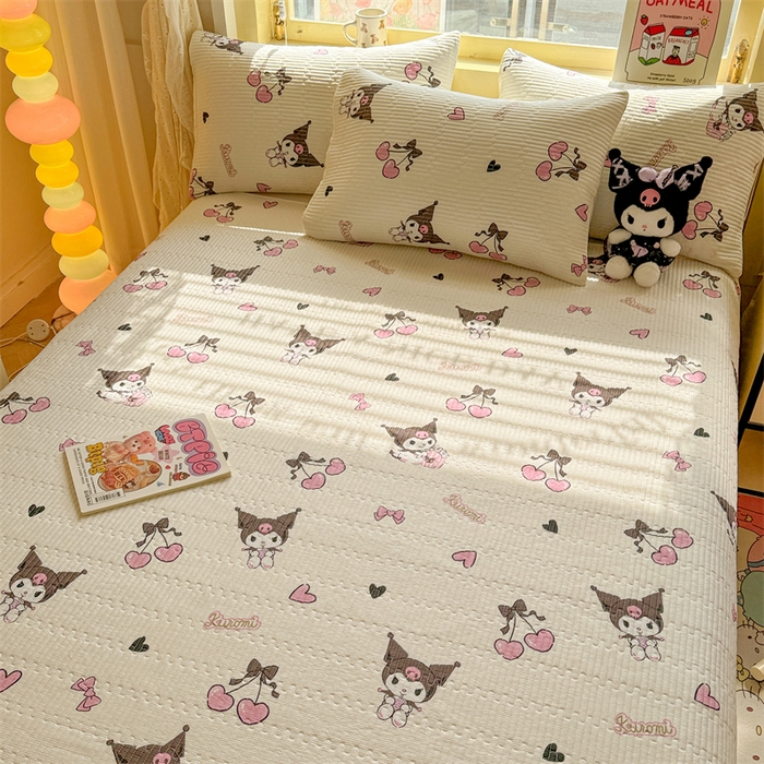 91家纺网 家纺一手货源 找家纺 妮可 2025新品正版授权IP三丽欧全棉夹棉多功能床垫-床盖 樱桃库洛米