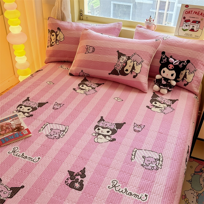 91家纺网 家纺一手货源 找家纺 妮可 2025新品正版授权IP三丽欧全棉夹棉多功能床垫-床盖 库洛米之心