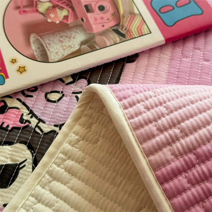 91家纺网 家纺一手货源 找家纺 妮可 2025新品正版授权IP三丽欧全棉夹棉多功能床垫-床盖 库洛米之心