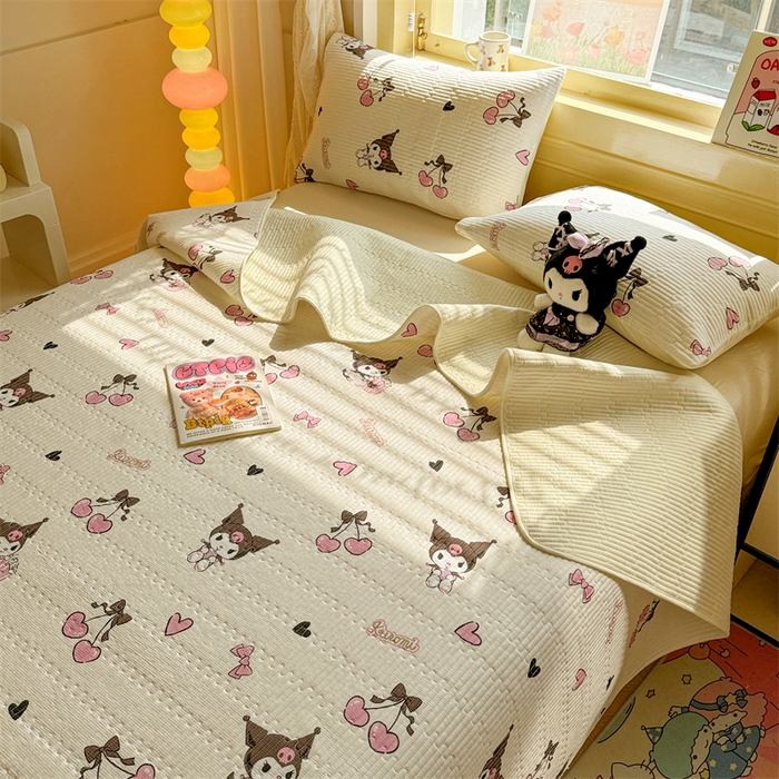 91家纺网 家纺一手货源 找家纺 妮可 2025新品正版授权IP三丽欧全棉夹棉多功能床垫-床盖 樱桃库洛米