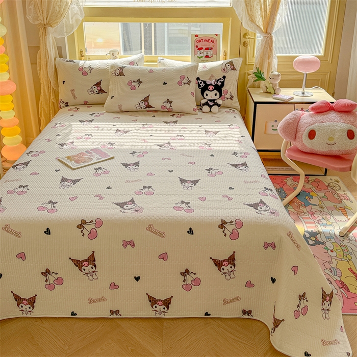 91家纺网 家纺一手货源 找家纺 妮可 2025新品正版授权IP三丽欧全棉夹棉多功能床垫-床盖 樱桃库洛米