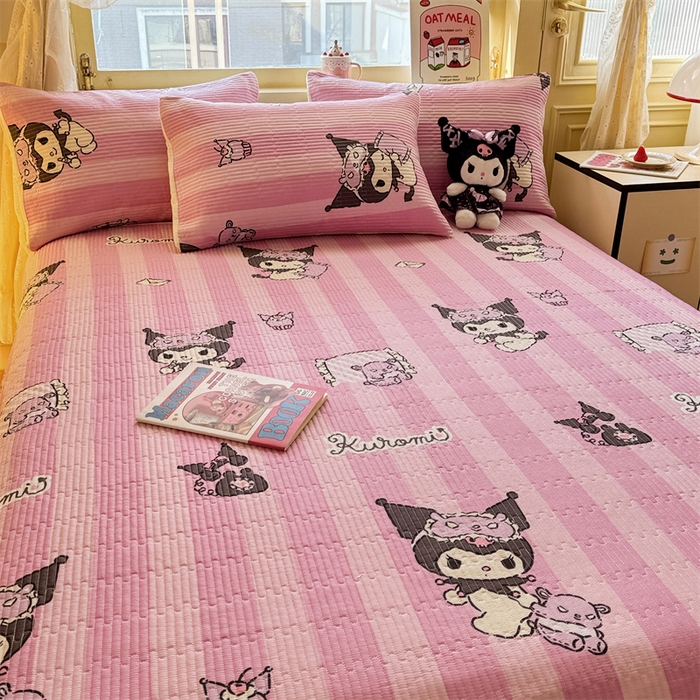 91家纺网 家纺一手货源 找家纺 妮可 2025新品正版授权IP三丽欧全棉夹棉多功能床垫-床盖 库洛米之心