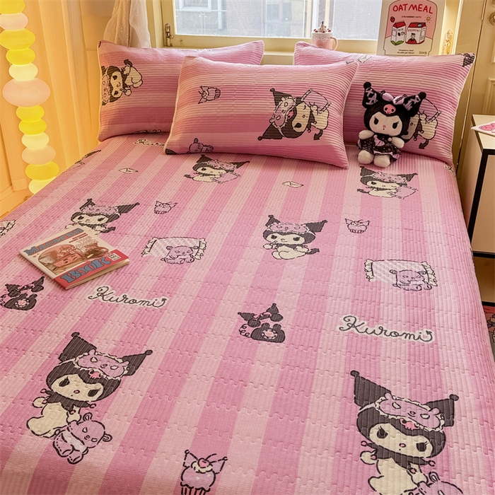 91家纺网 家纺一手货源 找家纺 妮可 2025新品正版授权IP三丽欧全棉夹棉多功能床垫-床盖 库洛米之心