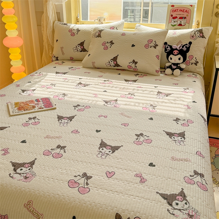 91家纺网 家纺一手货源 找家纺 妮可 2025新品正版授权IP三丽欧全棉夹棉多功能床垫-床盖 樱桃库洛米