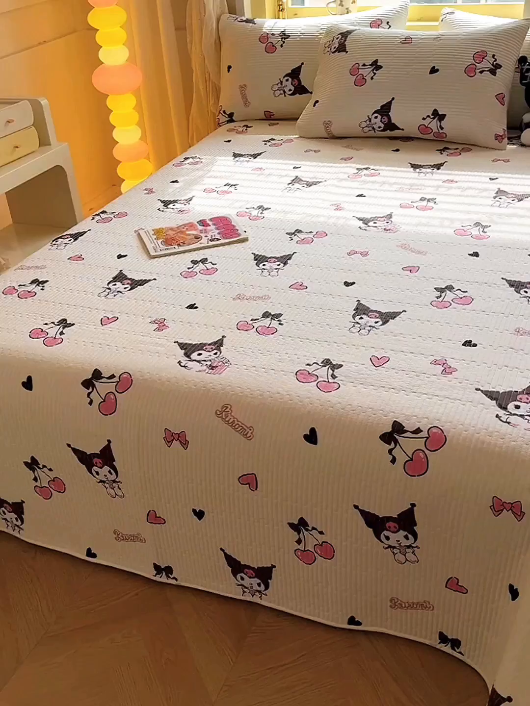 91家纺网 家纺一手货源 找家纺 妮可 2025新品正版授权IP三丽欧全棉夹棉多功能床垫-床盖 樱桃库洛米