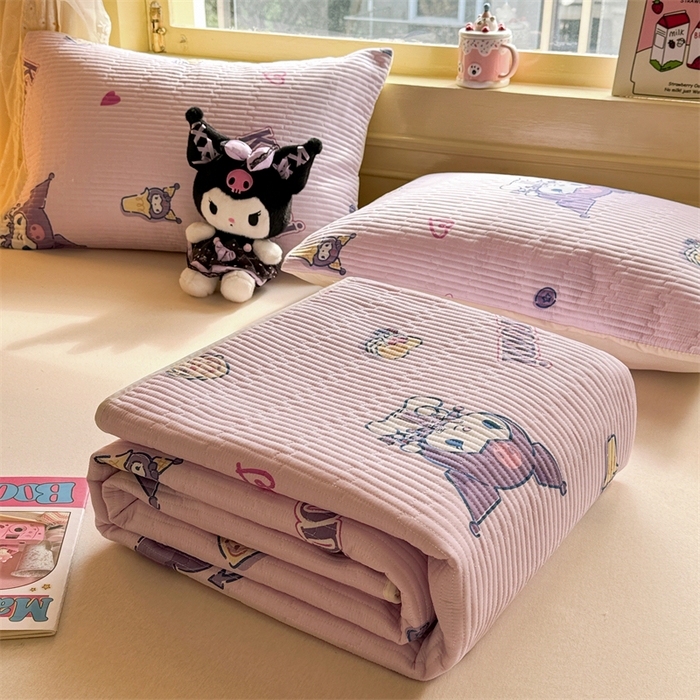 91家纺网 家纺一手货源 找家纺 妮可 2025新品正版授权IP三丽欧全棉夹棉多功能床垫-床盖 甜心库洛米
