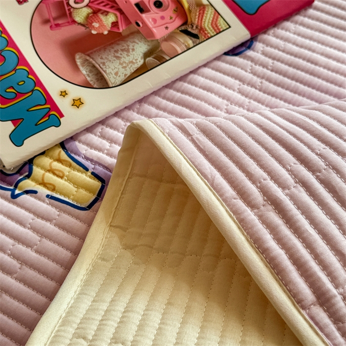 91家纺网 家纺一手货源 找家纺 妮可 2025新品正版授权IP三丽欧全棉夹棉多功能床垫-床盖 甜心库洛米