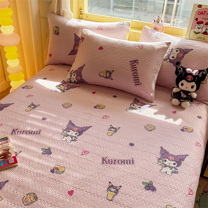 91家纺网 家纺一手货源 找家纺 妮可 2025新品正版授权IP三丽欧全棉夹棉多功能床垫-床盖 甜心库洛米