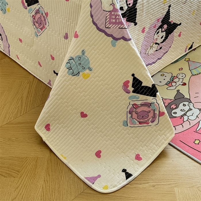 91家纺网 家纺一手货源 找家纺 妮可 2025新品正版授权IP三丽欧全棉夹棉多功能床垫-床盖 爱心库洛米