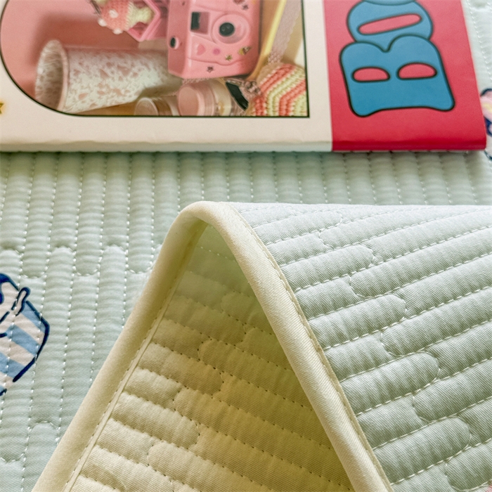 91家纺网 家纺一手货源 找家纺 妮可 2025新品正版授权IP三丽欧全棉夹棉多功能床垫-床盖 冰激凌玉桂狗