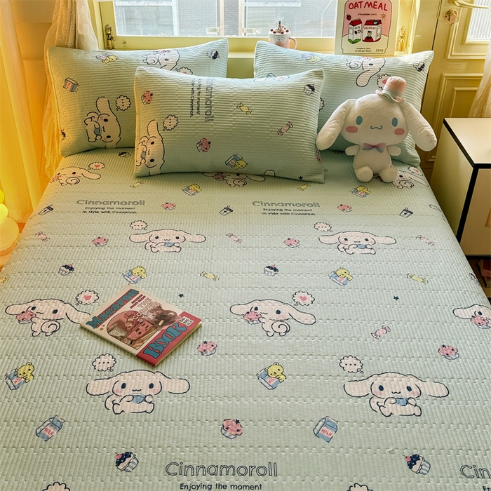 91家纺网 家纺一手货源 找家纺 妮可 2025新品正版授权IP三丽欧全棉夹棉多功能床垫-床盖 冰激凌玉桂狗