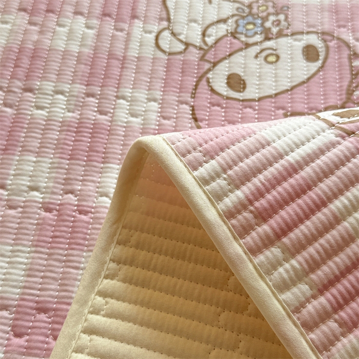 91家纺网 家纺一手货源 找家纺 妮可 2025新品正版授权IP三丽欧全棉夹棉多功能床垫-床盖 粉格美乐蒂