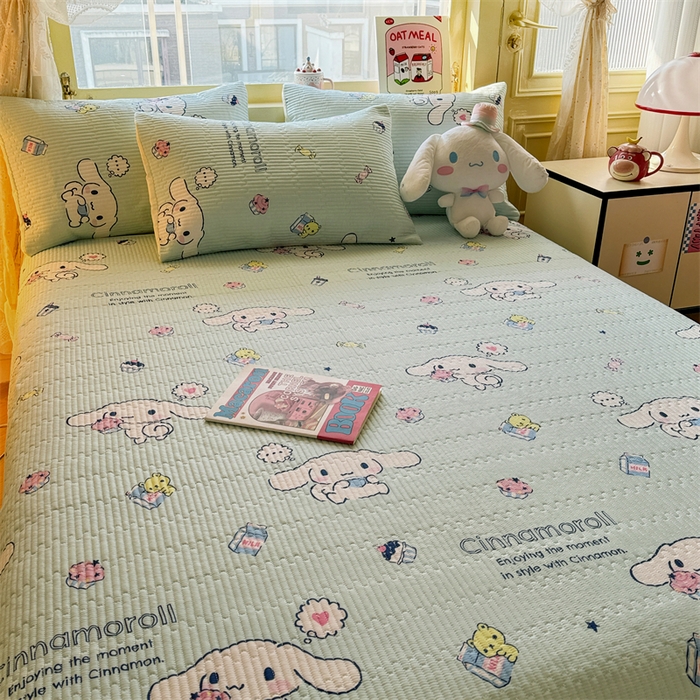 91家纺网 家纺一手货源 找家纺 妮可 2025新品正版授权IP三丽欧全棉夹棉多功能床垫-床盖 冰激凌玉桂狗