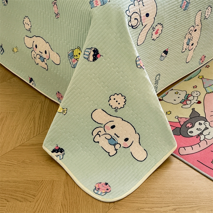 91家纺网 家纺一手货源 找家纺 妮可 2025新品正版授权IP三丽欧全棉夹棉多功能床垫-床盖 冰激凌玉桂狗