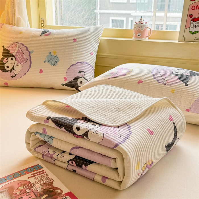 91家纺网 家纺一手货源 找家纺 妮可 2025新品正版授权IP三丽欧全棉夹棉多功能床垫-床盖 爱心库洛米