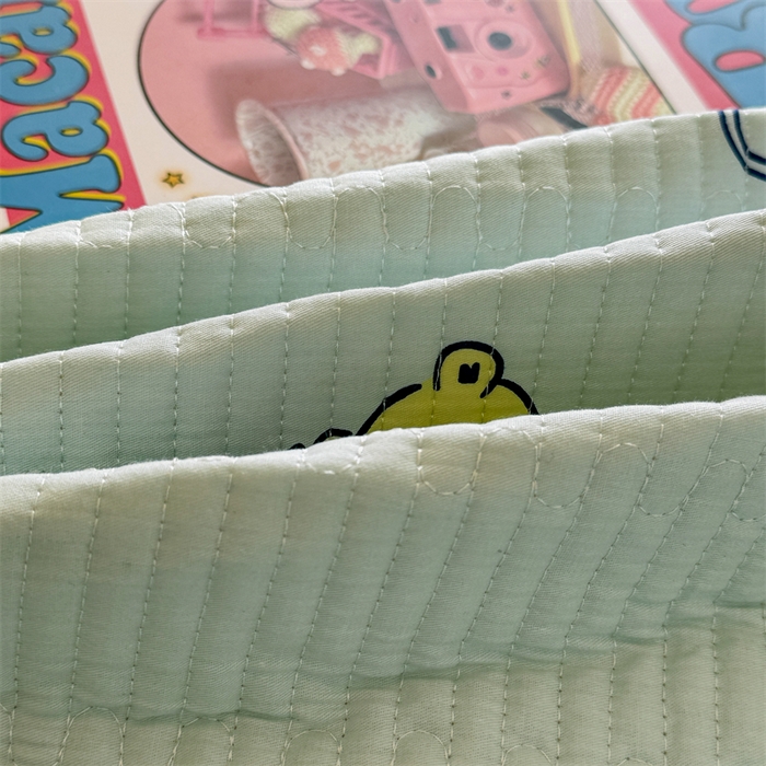 91家纺网 家纺一手货源 找家纺 妮可 2025新品正版授权IP三丽欧全棉夹棉多功能床垫-床盖 冰激凌玉桂狗