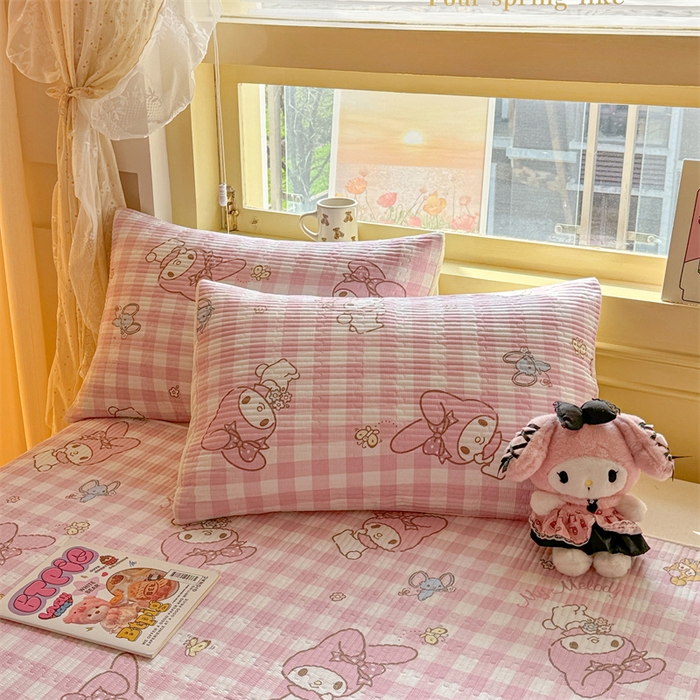 91家纺网 家纺一手货源 找家纺 妮可 2025新品正版授权IP三丽欧全棉夹棉多功能床垫-床盖 粉格美乐蒂