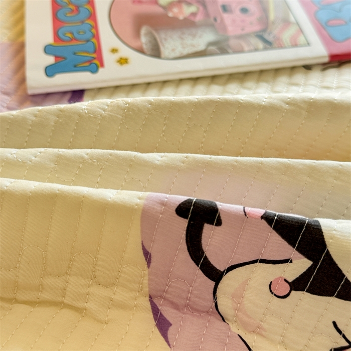 91家纺网 家纺一手货源 找家纺 妮可 2025新品正版授权IP三丽欧全棉夹棉多功能床垫-床盖 爱心库洛米