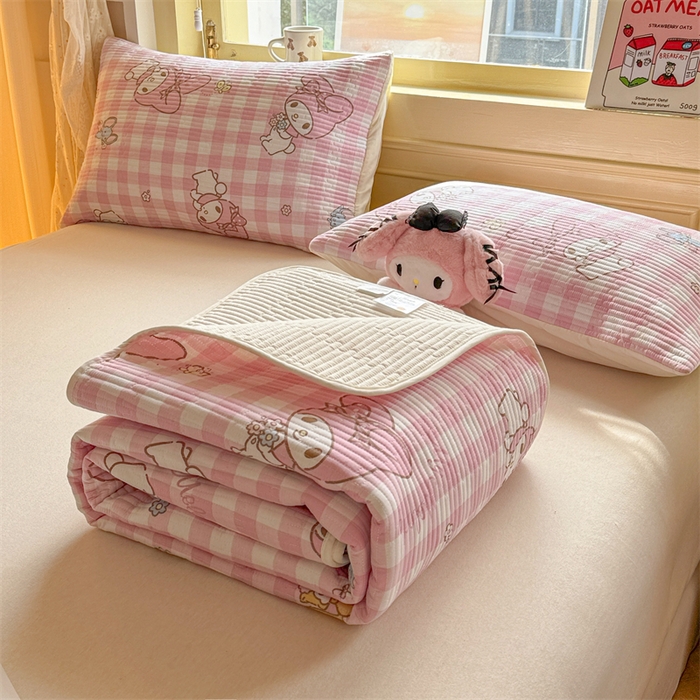 91家纺网 家纺一手货源 找家纺 妮可 2025新品正版授权IP三丽欧全棉夹棉多功能床垫-床盖 粉格美乐蒂