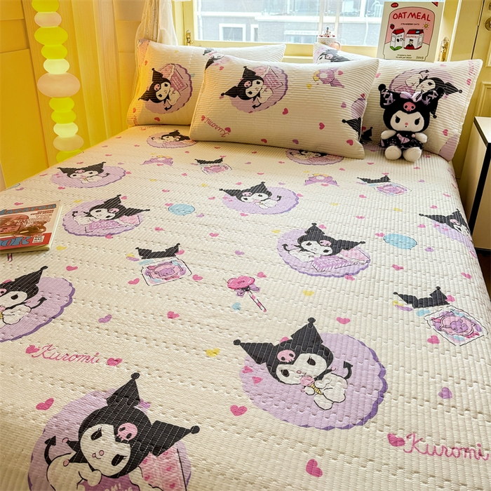 91家纺网 家纺一手货源 找家纺 妮可 2025新品正版授权IP三丽欧全棉夹棉多功能床垫-床盖 爱心库洛米