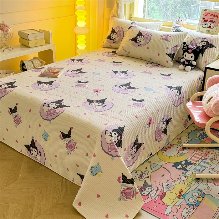 91家纺网 家纺一手货源 找家纺 妮可 2025新品正版授权IP三丽欧全棉夹棉多功能床垫-床盖 爱心库洛米