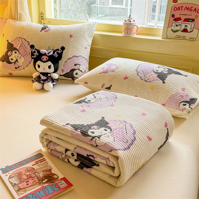 91家纺网 家纺一手货源 找家纺 妮可 2025新品正版授权IP三丽欧全棉夹棉多功能床垫-床盖 爱心库洛米