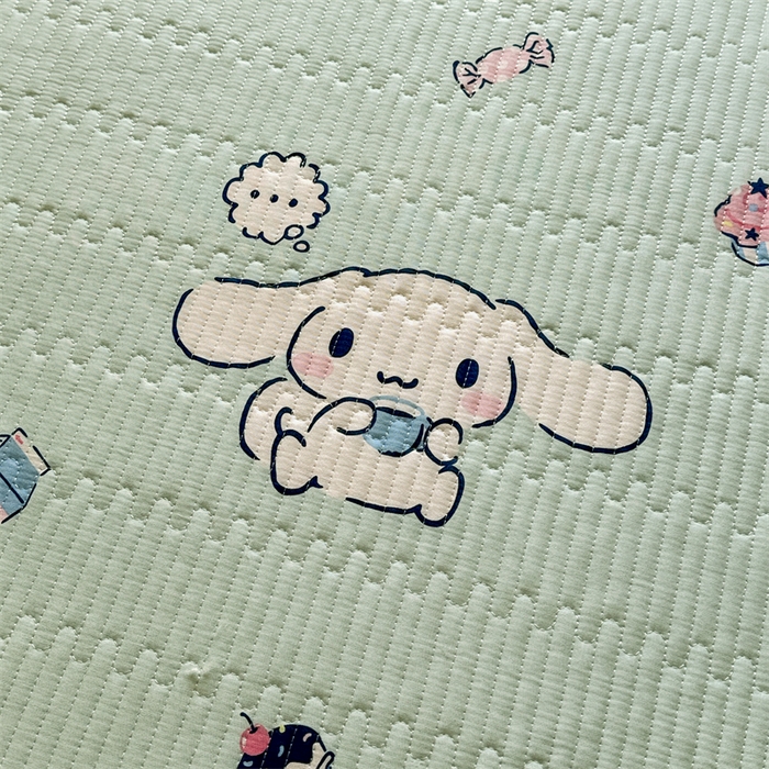 91家纺网 家纺一手货源 找家纺 妮可 2025新品正版授权IP三丽欧全棉夹棉多功能床垫-床盖 冰激凌玉桂狗