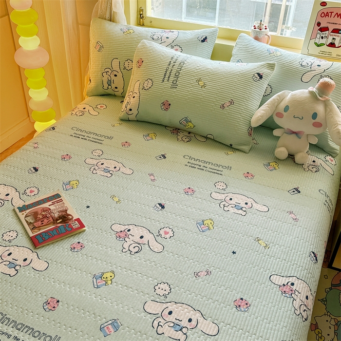 91家纺网 家纺一手货源 找家纺 妮可 2025新品正版授权IP三丽欧全棉夹棉多功能床垫-床盖 冰激凌玉桂狗