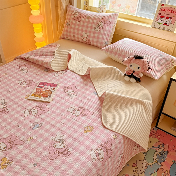 91家纺网 家纺一手货源 找家纺 妮可 2025新品正版授权IP三丽欧全棉夹棉多功能床垫-床盖 粉格美乐蒂