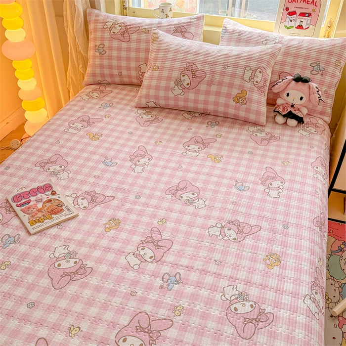 91家纺网 家纺一手货源 找家纺 妮可 2025新品正版授权IP三丽欧全棉夹棉多功能床垫-床盖 粉格美乐蒂