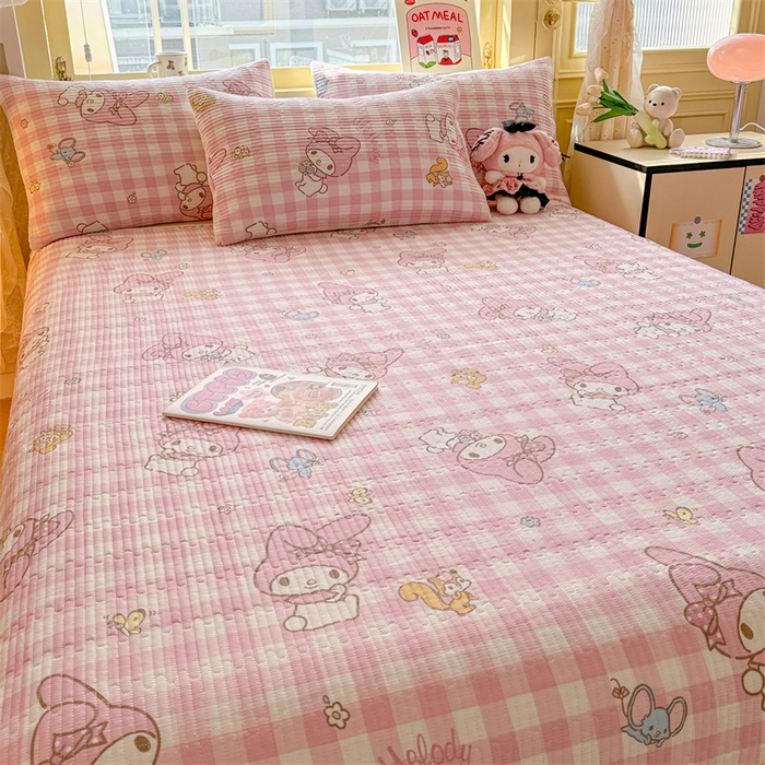 91家纺网 家纺一手货源 找家纺 妮可 2025新品正版授权IP三丽欧全棉夹棉多功能床垫-床盖 粉格美乐蒂